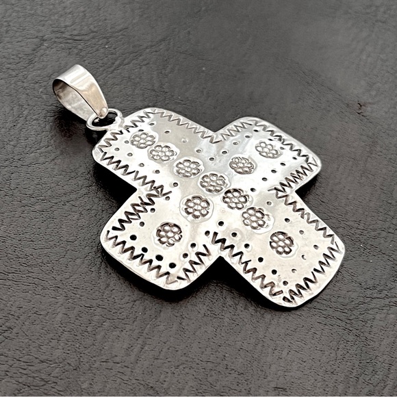 Vintage Taxco Mexico Large Sterling silver hand stamped cross pendant - Picture 7 of 10